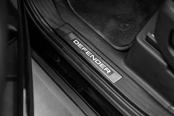 Land Rover Defender 110 21 of 30