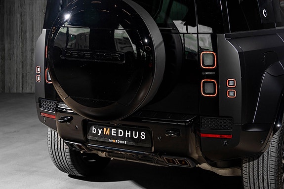 Land Rover Defender 110 4 of 30