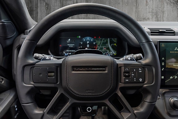 Land Rover Defender 110 25 of 30