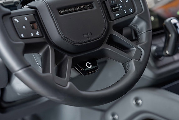 Land Rover Defender 110 24 of 30