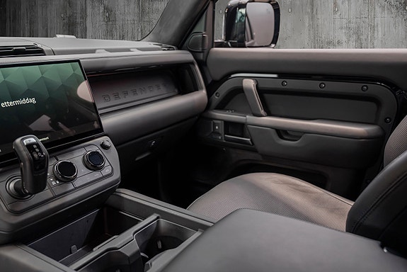 Land Rover Defender 110 19 of 30