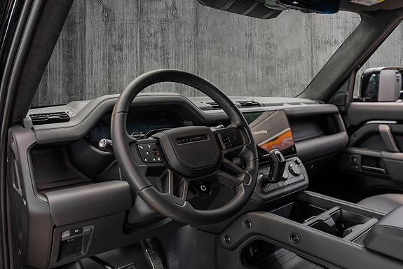 Land Rover Defender 110 17 of 30