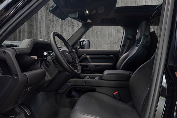 Land Rover Defender 110 18 of 30
