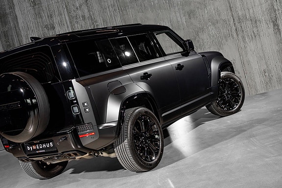 Land Rover Defender 110 2 of 30