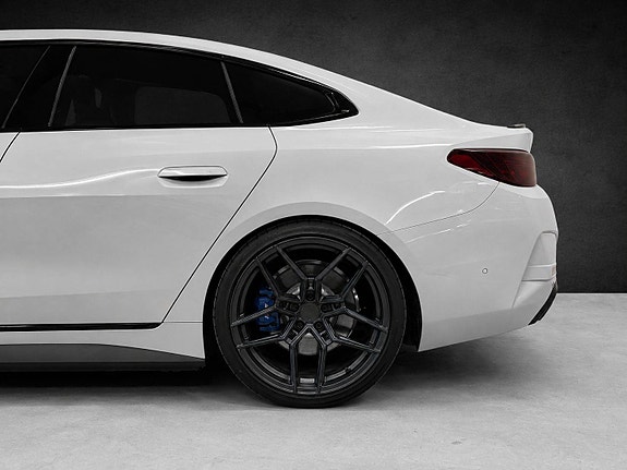 BMW i4 7 of 30