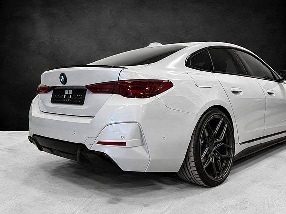 BMW i4 8 of 30