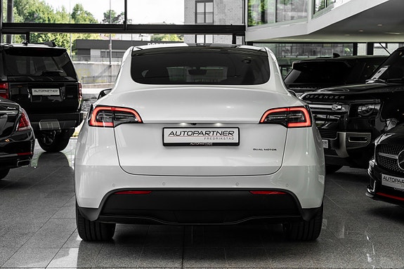 Tesla Model Y 6 of 26