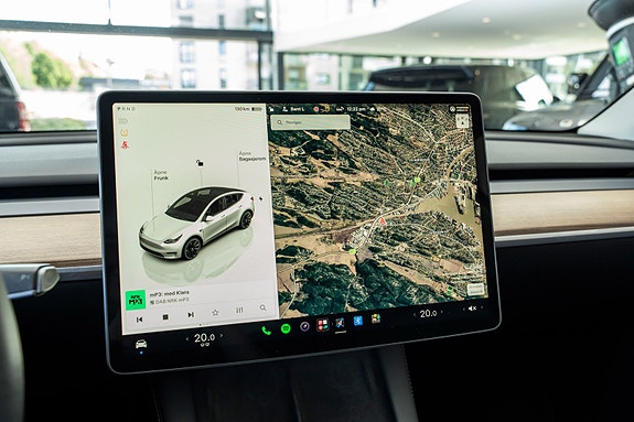 Tesla Model Y 17 of 26