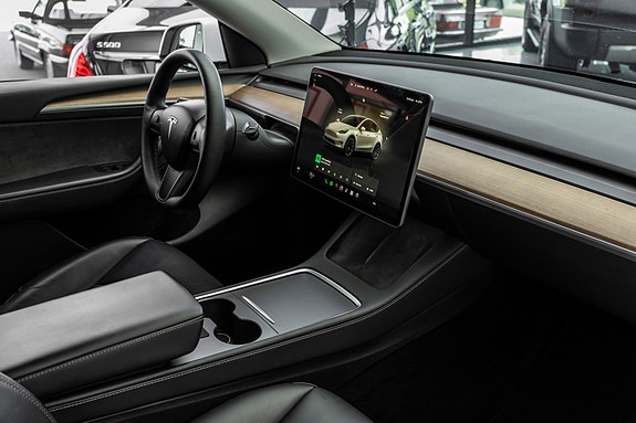 Tesla Model Y 12 of 26