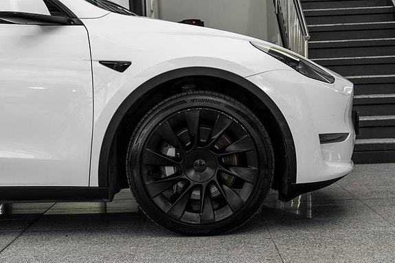 Tesla Model Y 8 of 26