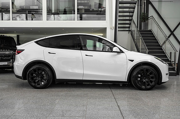 Tesla Model Y 4 of 26