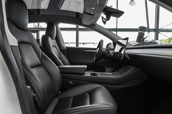 Tesla Model Y 13 of 26