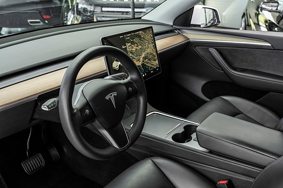 Tesla Model Y 9 of 26