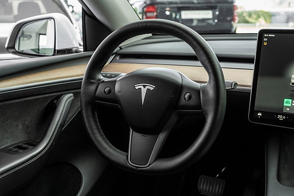 Tesla Model Y 15 of 26