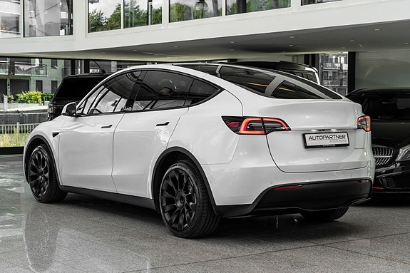 Tesla Model Y 3 of 26