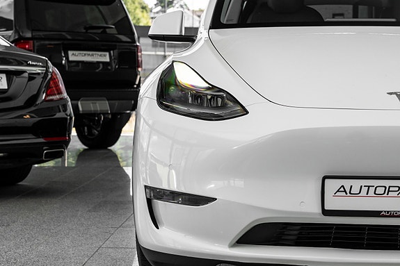 Tesla Model Y 7 of 26