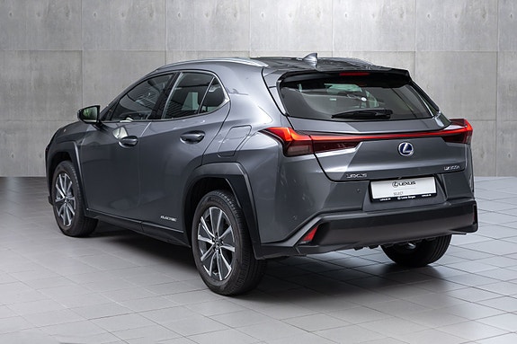 Lexus UX300e 4 of 28