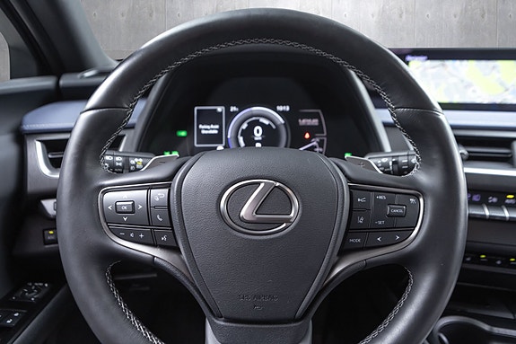 Lexus UX300e 10 of 28