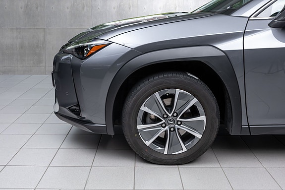 Lexus UX300e 2 of 28