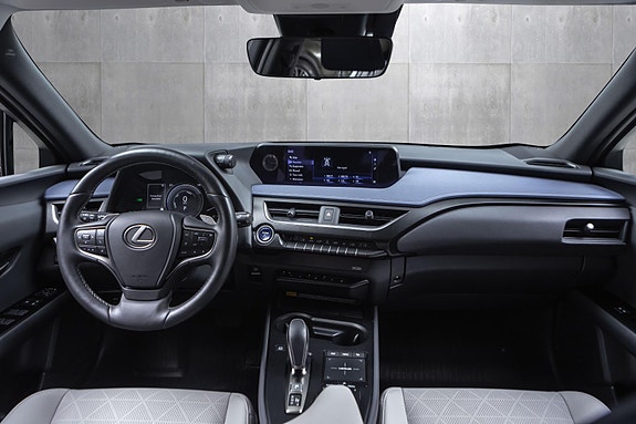 Lexus UX300e 23 of 28