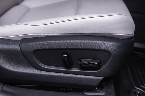 Lexus UX300e 27 of 28