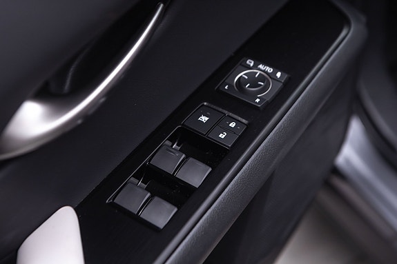 Lexus UX300e 19 of 28