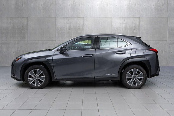 Lexus UX300e 3 of 28