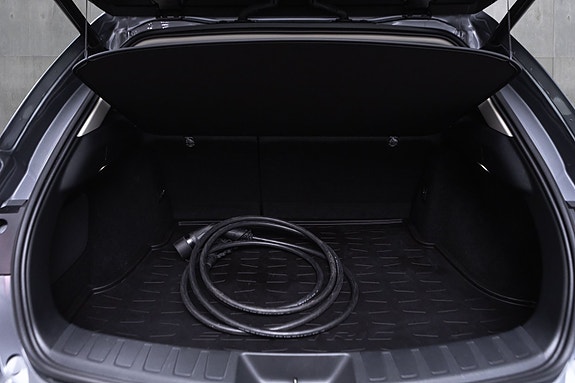 Lexus UX300e 28 of 28