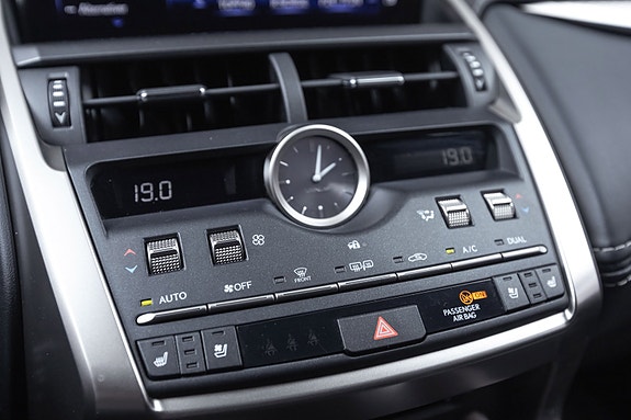 Lexus NX300h 18 of 30