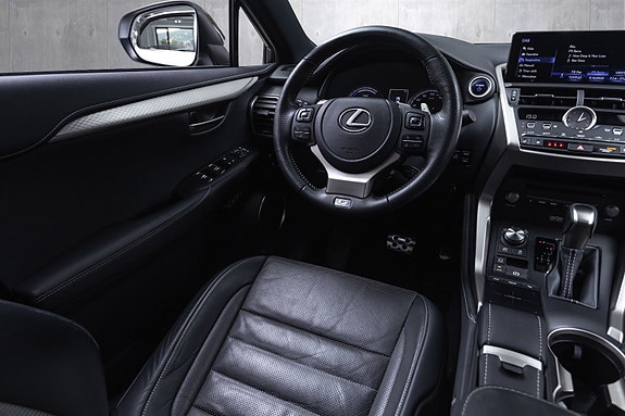 Lexus NX300h 28 of 30