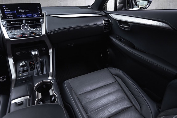 Lexus NX300h 29 of 30