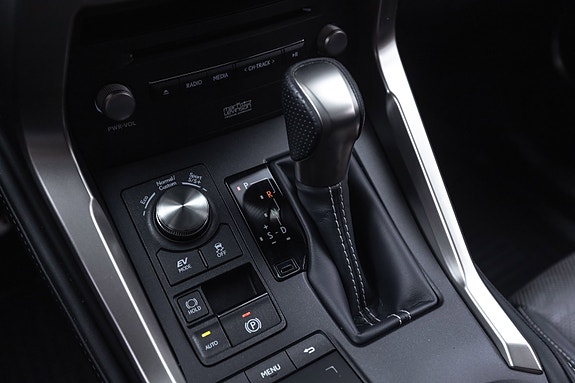 Lexus NX300h 20 of 30