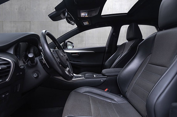 Lexus NX300h 24 of 30