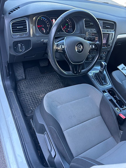 Volkswagen e-Golf VII 17 of 23