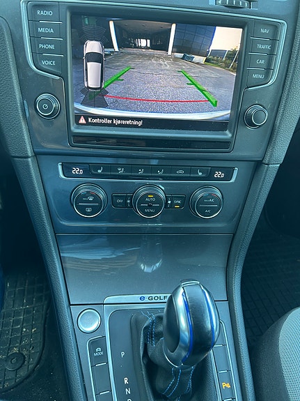 Volkswagen e-Golf VII 21 of 23