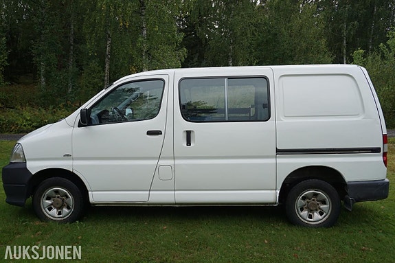 Toyota HiAce 8 of 30