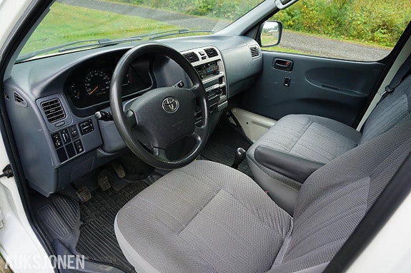 Toyota HiAce 9 of 30