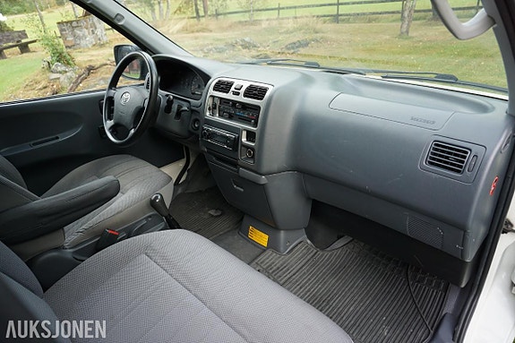 Toyota HiAce 13 of 30