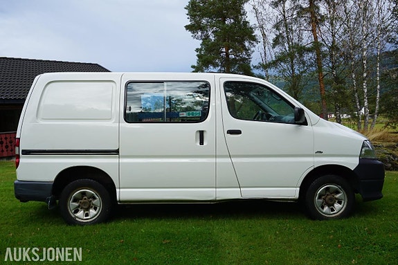 Toyota HiAce 4 of 30