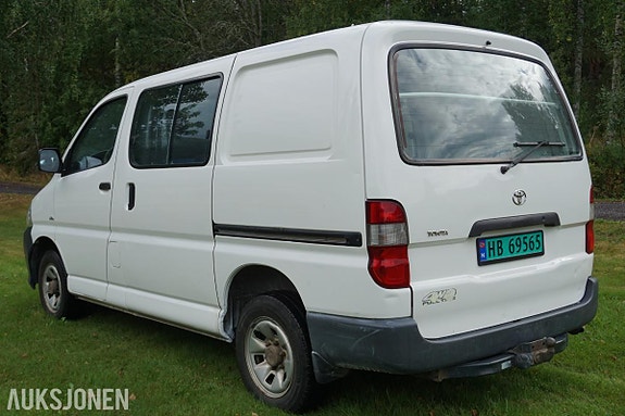 Toyota HiAce 7 of 30