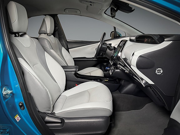 Toyota Prius Plug-in Hybrid 14 of 21