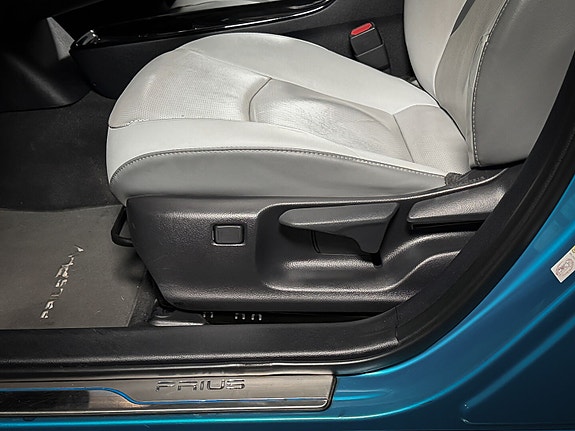 Toyota Prius Plug-in Hybrid 6 of 21