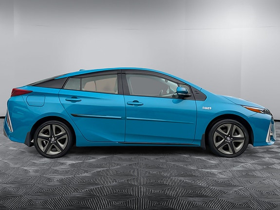 Toyota Prius Plug-in Hybrid 13 of 21