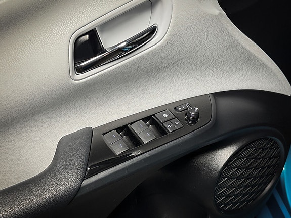 Toyota Prius Plug-in Hybrid 4 of 21