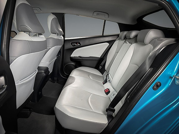 Toyota Prius Plug-in Hybrid 7 of 21