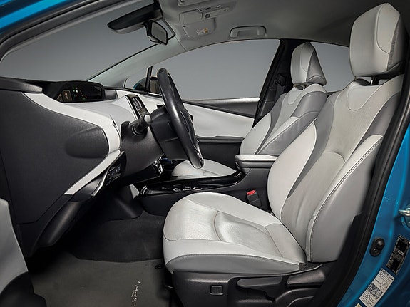 Toyota Prius Plug-in Hybrid 3 of 21