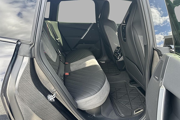 BMW iX 18 of 30