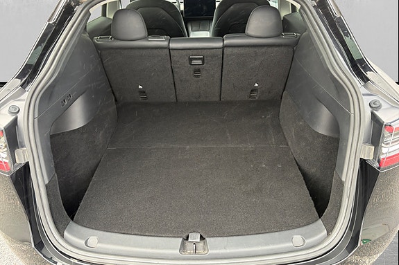 Tesla Model Y 9 of 17