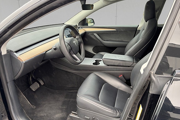 Tesla Model Y 12 of 17