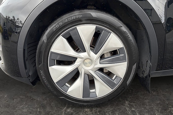 Tesla Model Y 7 of 17